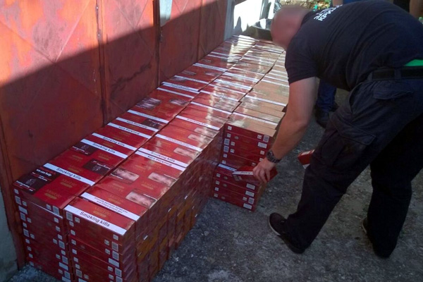MUP: Carinici pronašli 9500 paklica cigareta