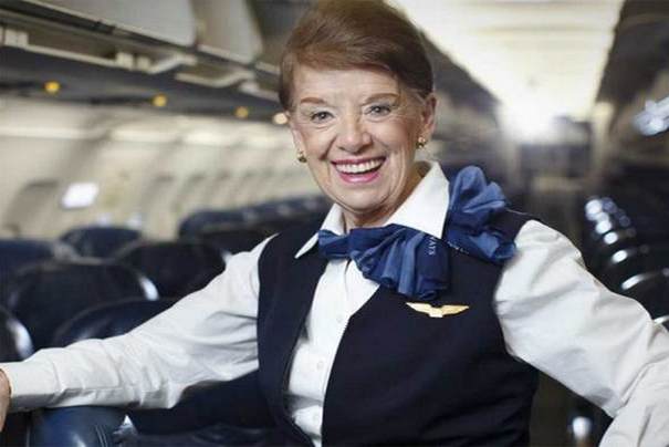 Ima 80 godina i najstarija je stjuardesa na svetu