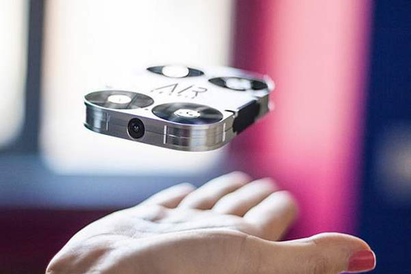 ZANIMLJIVOSTI: ''AirSelfie'' selfi dron koji može da stane u džep