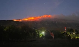 Požar na Suvoj planini i dalje van kontrole, kuće nisu ugrožene