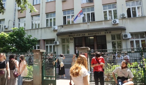 Zaposlenima na Filozofskom fakultetu u Nišu isplaćena plata posle više od tri meseca