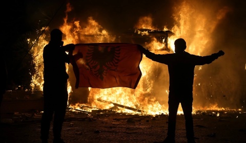 Vorpsi: Vlasti u Tirani i Beogradu slično diskredituju proteste