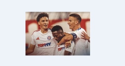 Hajduk savladao Ajaks u Splitu, meč prekinut zbog bakljade Torcide