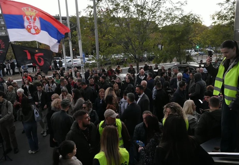 Podrška redakciji Nova.rs ispred sedišta na Novom Beogradu