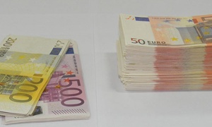 Pokušao da preko granice prenese 40.000 evra: Novac sakrio u automobilu