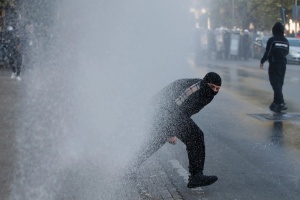 Policija u Tirani ponovo suzavcem i vodenim topovima na antivladine demonstrante