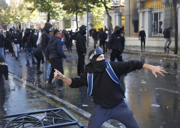 U Tirani tokom protesta bačeni Molotovljevi kokteli prema zgradi vlade