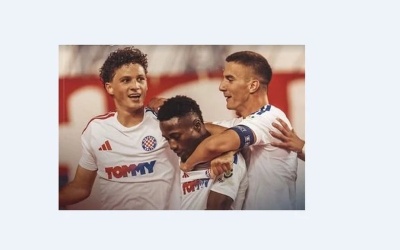 Hajduk savladao Ajaks u Splitu, meč prekinut zbog bakljade Torcide