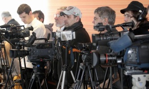 MFRR i SafeJournalists upozoravaju na porast napada na novinare pred izbore u Srbiji