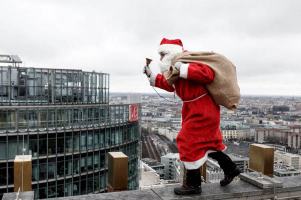 "Deda Mraz" opljačkao banku? Novac je leteo unaokolo