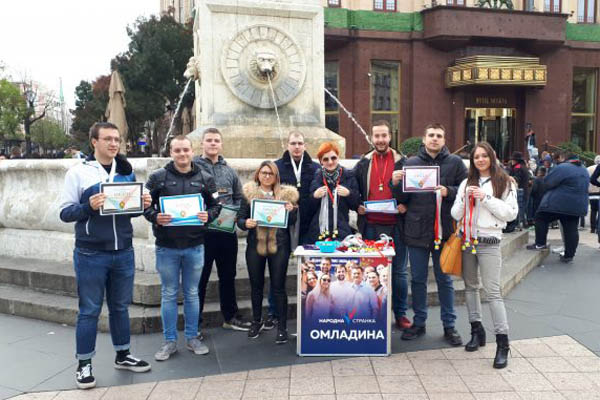 Omladina Narodne stranke delila "ordenje" građanima