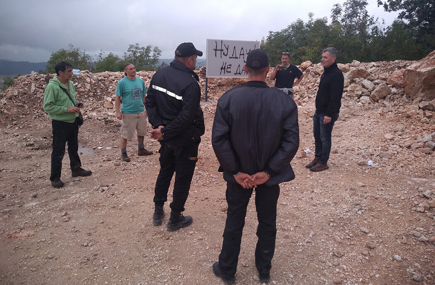 ćuta, protestvovao