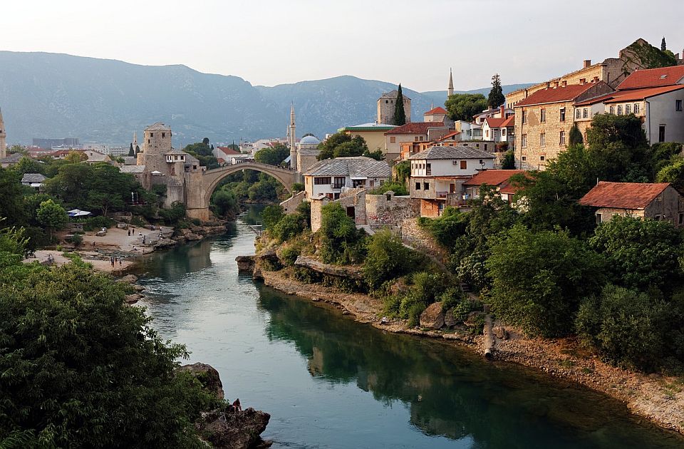 stari grad u mostaru, turista pao sa zidina, k-013, vesti srbija, vesti iz regiona