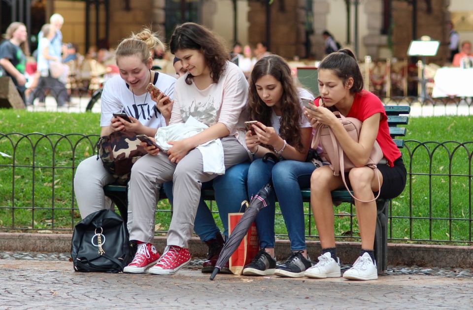 alternativa potpunoj zabrani mobilnih telefona, ucenici, k-013, vesti iz sveta