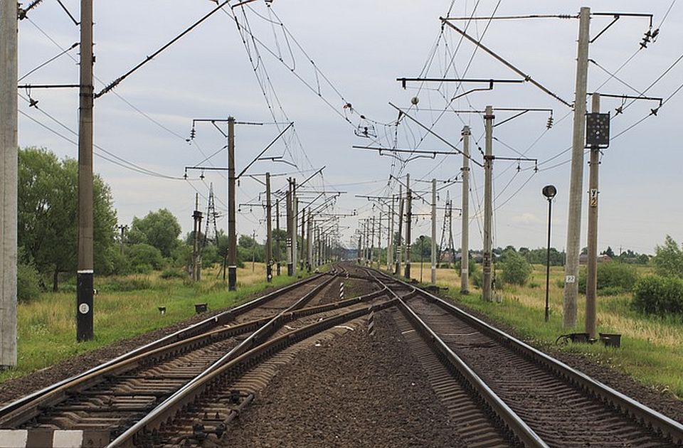 aleksinac, pruzni prelaz, lokomotiva udarila zenu, k-013, vesti srbija, crna hronika