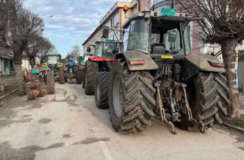 raca, poljoprivrednici, blokada opstine, k-013, vesti srbija