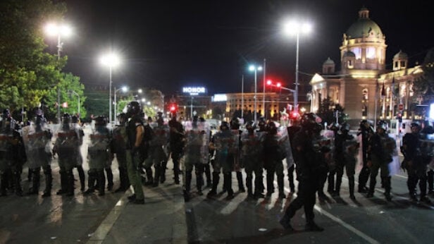 policija, policajac udara zenu pendrekom, protest, k-013, crna hronika