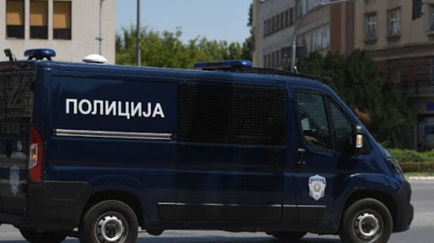 ds, demokratska stranka, pretucen ativista, batinasi, sns