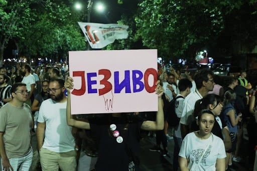 studenti u blokadi, medicinski fakultet novi sad, ambulantna kola, palice, sns batinasi, k-013
