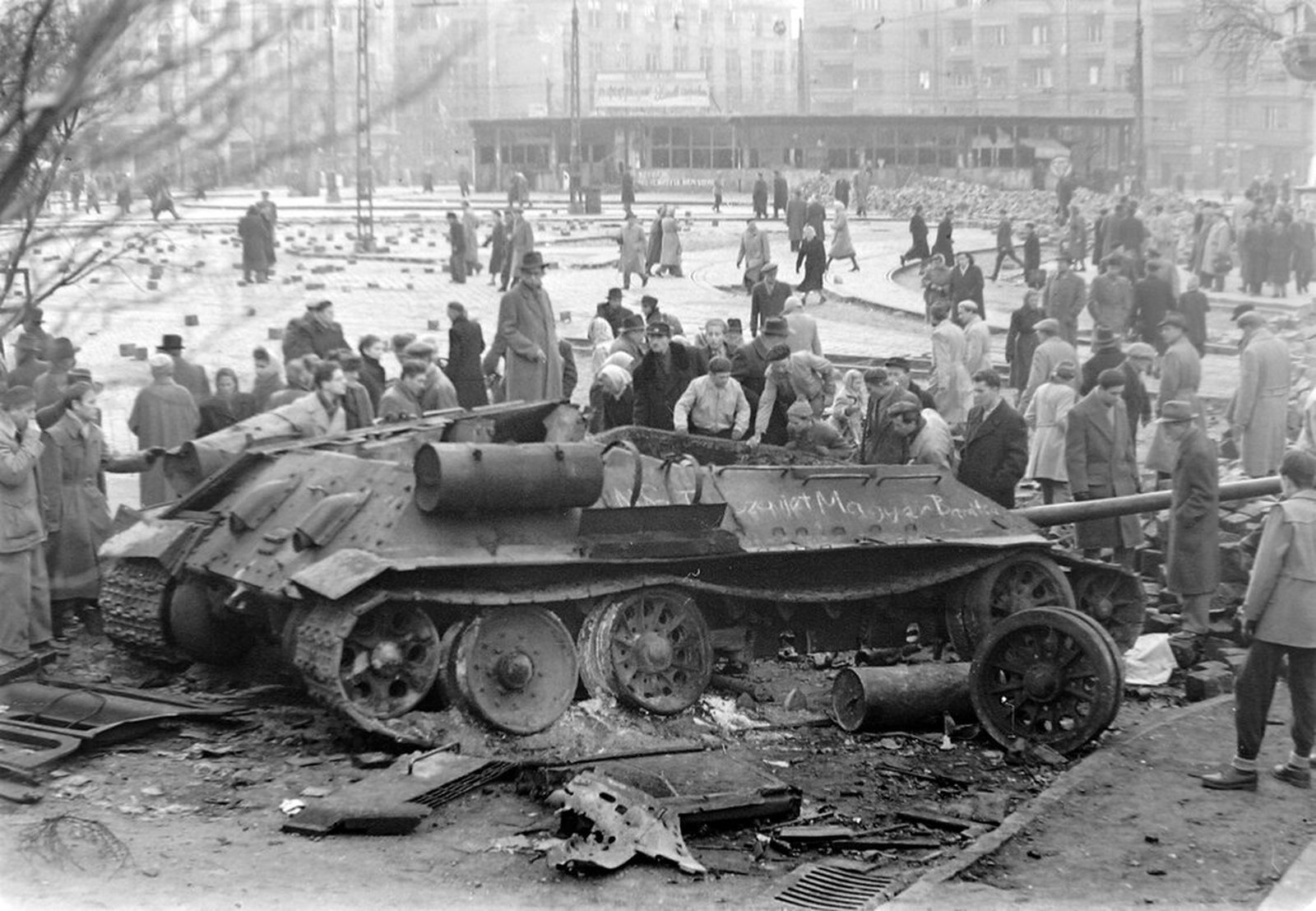 Đuro Macut, Budimpešta, Mađarska revolucija 1956, Peter Mađar, Trg Košut, obeležavanje godišnjice